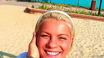 Jeune blonde lui fait une pipe bien profonde