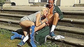 Deutsche Blondinen ficken harten analen Dreier draußen