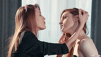 Zwei heiße rothaarige Lesben ficken mit Strap-On und creampien