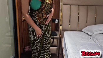 Desi Bhabhi fodida forte por trás enquanto troca de roupa