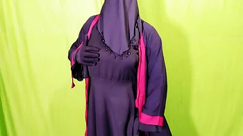 Chica musulmana con hijab quiere sexo duro con el amigo y su muñeca
