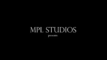 Lauren, adolescente delgada, se masturba