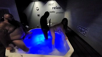 Cuckold wird im Whirlpool von großer MILF mit fettem Schwanz gedemütigt
