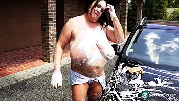 Natascha Romanova tira a roupa exibindo seus peitos e bunda grandes