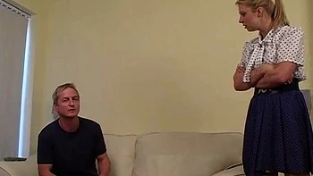 Блондинка Лина получает порку в фетиш стиле