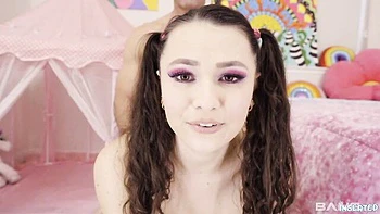 Liz Jordan, seins naturels et grosse chatte en pipe