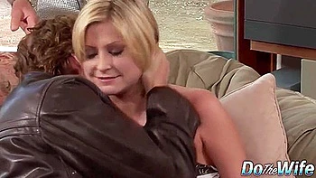 Lya Pink fickt, während ihr Ehemann ihre Schwanzgier beobachtet