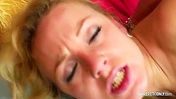 Meia-irmã olha com desejo para seu pau grosso no shorts