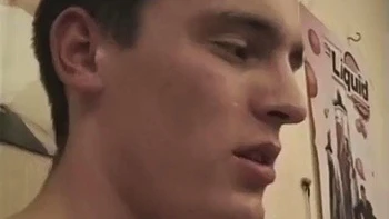 Deux blondes aux grosses fesses gémissent et jouissent sur chatte