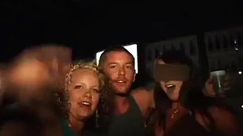 Taylor chevauche en cowgirl et suce en missionnaire profond