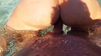 Любительская блондинка жена делает минет у бассейна и трахается с кончей сзади на улице