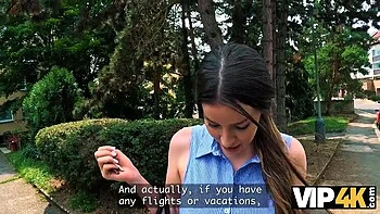 Bruneta de peitos grandes trai por dívidas em sexo no carro POV