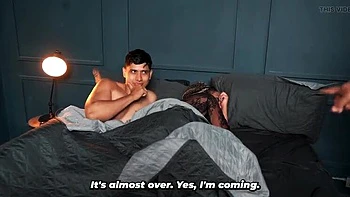 La madrastra folla callada al hijastro mientras el cornudo mira