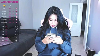 Asiatique se masturbe seule sur Pornhub