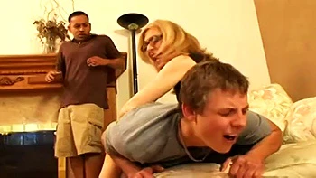 Блондинка-милфа получает жесткий минет и трах в позах догги и миссионер