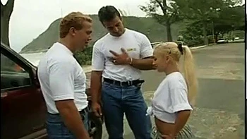 Горячая блондинка стонет, лижет и жестко трахает киску