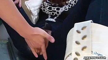 Эмири трётся клитором и пальцами на улице — японка с большими сиськами