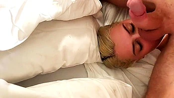 Femme filme mari baiser ado 18 ans puis se joint à la fête