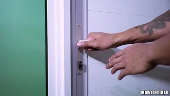 Brune brésilienne chevauche en levrette et missionnaire