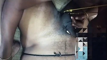 Esposa Tamil engole fundo o meio-irmão no sexo caseiro desi