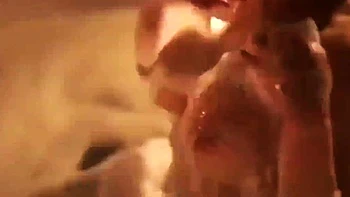 Rubia tetona Maya lista para la ducha sola antes de dormir