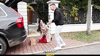 Milf madura Charlie Dean fodida forte com grande pau branco