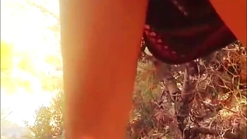 Sexo salvaje al aire libre en suelo duro - Verano indio