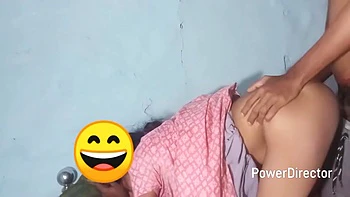 Zum ersten Mal Stiefmutter Doggy gefickt mit fettem Spritz