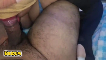 La linda hermanastra hace la mejor mamada profunda y traga