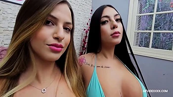 Пышногрудая брюнетка с пухлыми губами трахается