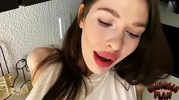 Adolescente morena delgada follada con polla grande y creampie en cocina POV