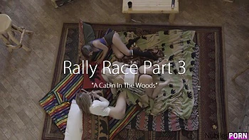 Pornstars lesbianas con juguetes en trío Rally Race