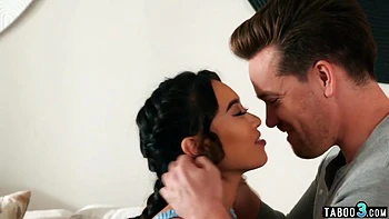 Asiática quente de 18 anos seduz padrasto com boquete