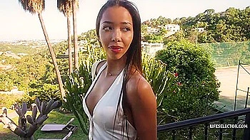 Lia Lin baise au grand air avec une grosse bite en POV