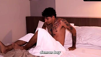 Madre morena caliente se ducha y coge con su hijastro