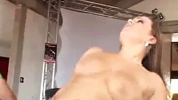 Madura swinger recibe creampie anal en casa