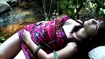 На реке на улице: милф наездница и минет руками