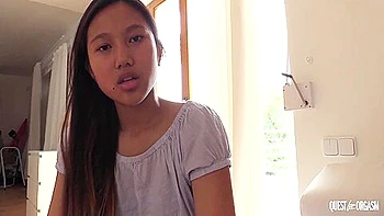 Brune petite poitrine se tripote la chatte asiatique avec jouets