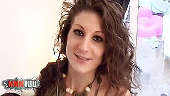 Maigre française Alys se fait baiser le cul en levrette