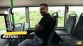 Mature Vitoria Vonteese baisée fort dans le bus