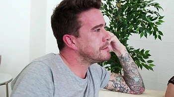 Жена для ебли Эмили Росс страстно ездит на члене