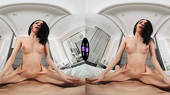 Morena Jasmine Jayne monta pau na vaqueira e na reversa