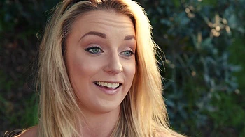 Addie Andrews chevauche son mec en lingerie