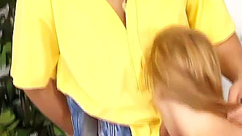 Loira de peitos grandes fode a buceta pequena com enorme dildo