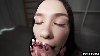 Chica flaca 18 años follada con gran polla