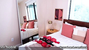 Jenni Noble se masturbe avec ses gros seins et chatte poilue