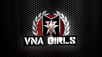 Charlees Milf-Mutter bläst geil mit tiefem Schlucken