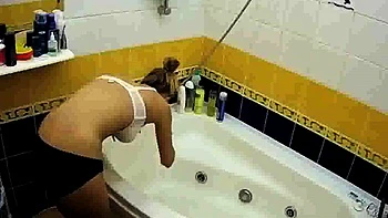 Stepsister Shaves Pussy and Shows Off in Shower