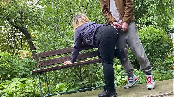 Cum on big ass MILF in jeans in the park