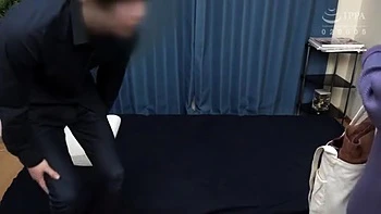 ムチムチボディエステ嬢の生着替え隠し撮りと無言のローション手コキ